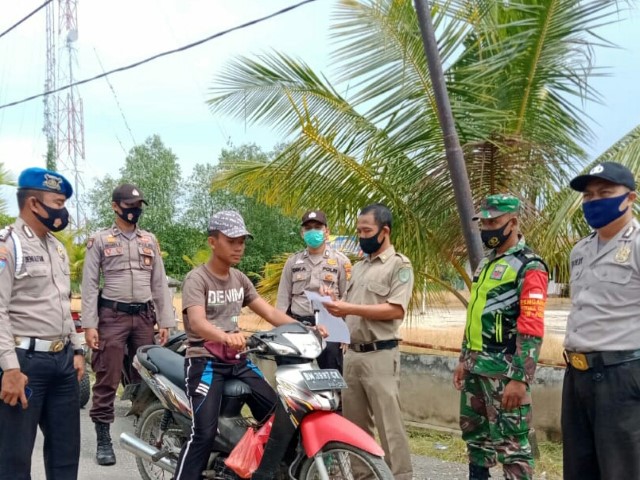 Bersama Satgas, Koramil 04/Kuindra Terus Lakukan Penegakan Protkes