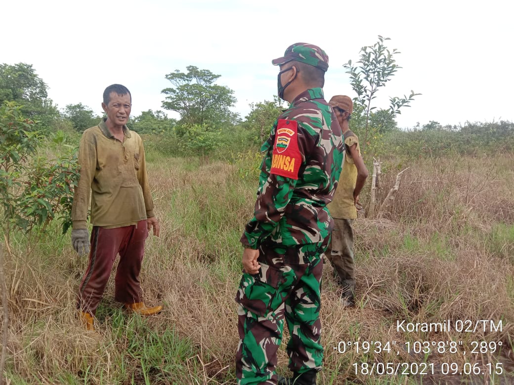 Patroli dan Sosialisasi Karhutla di Tanjung Pasir, Babinsa Koramil 02/Tanah Merah Sampaikan Hal Ini.