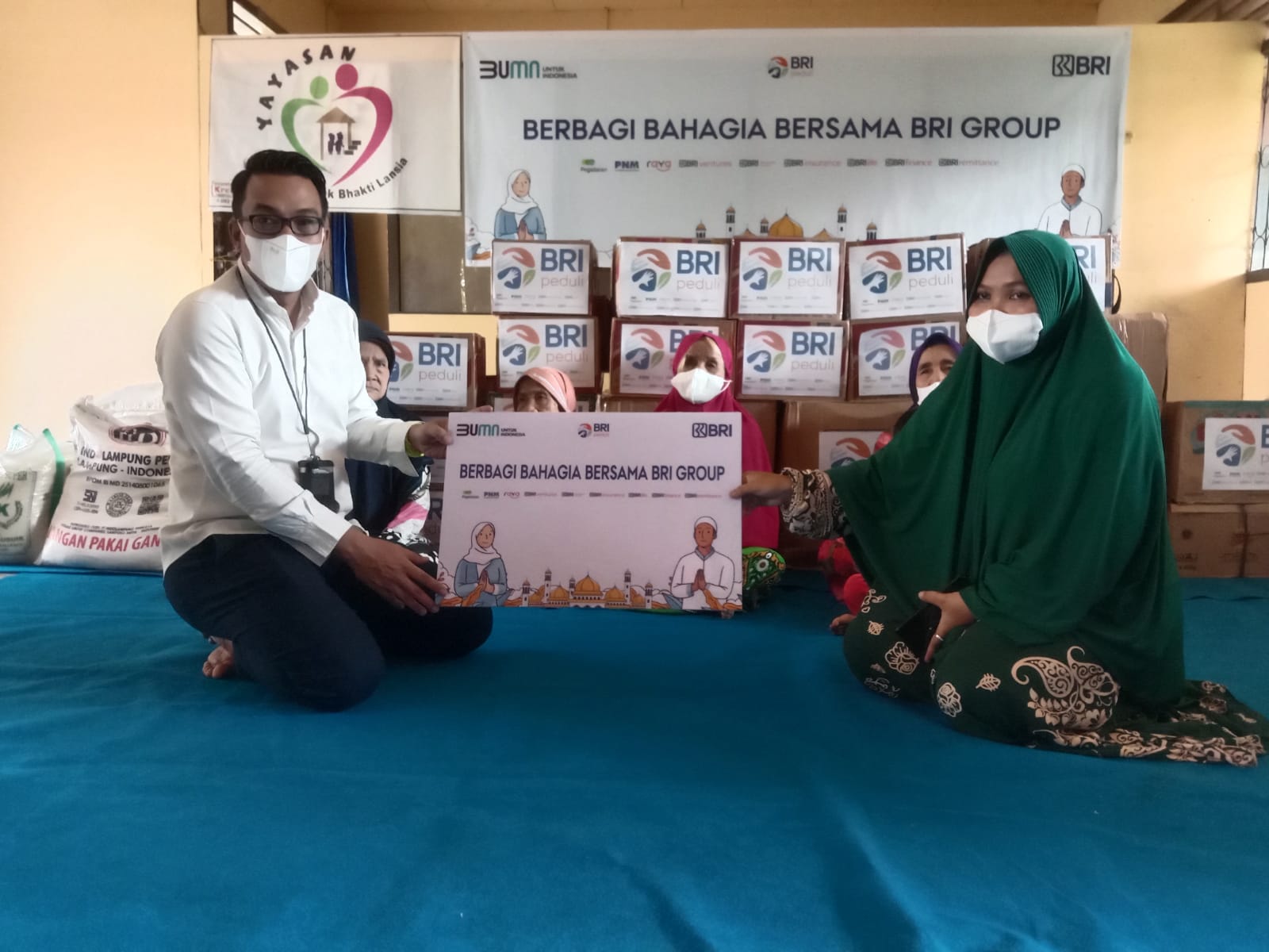 BRI Group Bersama PNM Berbagi Berkah Ramadhan ke Pondok Lansia Tembilahan
