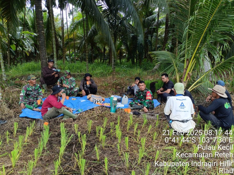 Menanam Harapan: Babinsa Koramil 07/Reteh dan Masyarakat Bersatu untuk Ketahanan Pangan