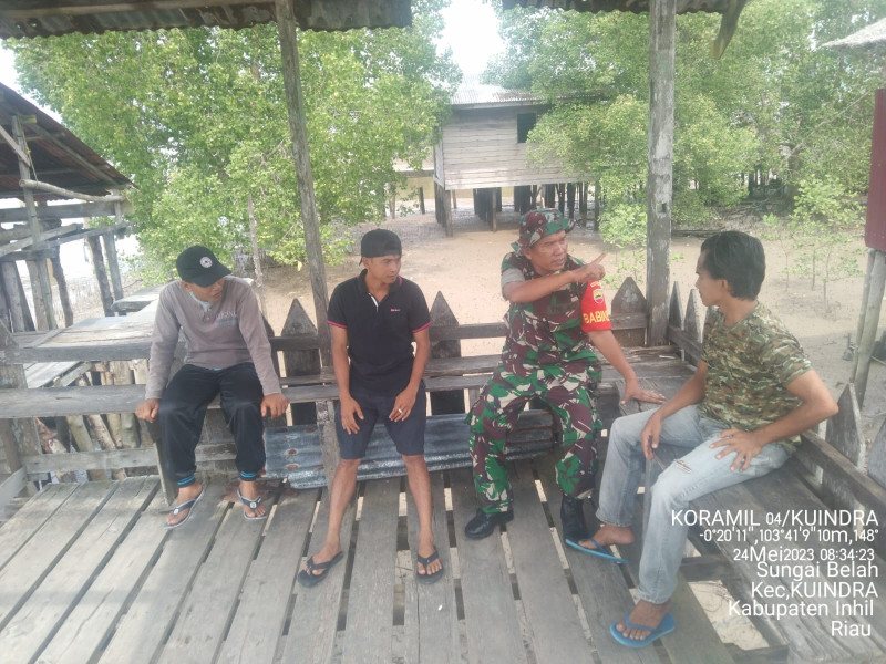 Bersama Warga, Babinsa Koramil 04/Kuindra Tetap Jalin Silaturahmi Antar Sesama