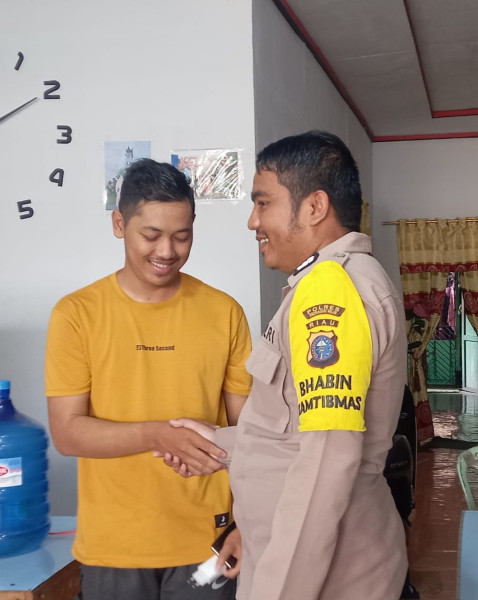 Brigadir Sebi Kurniawan Bhabinkamtibmas Desa Gembira Sambang Pemuda Gembira Agar Tercipta Daerah Yang Kondusif