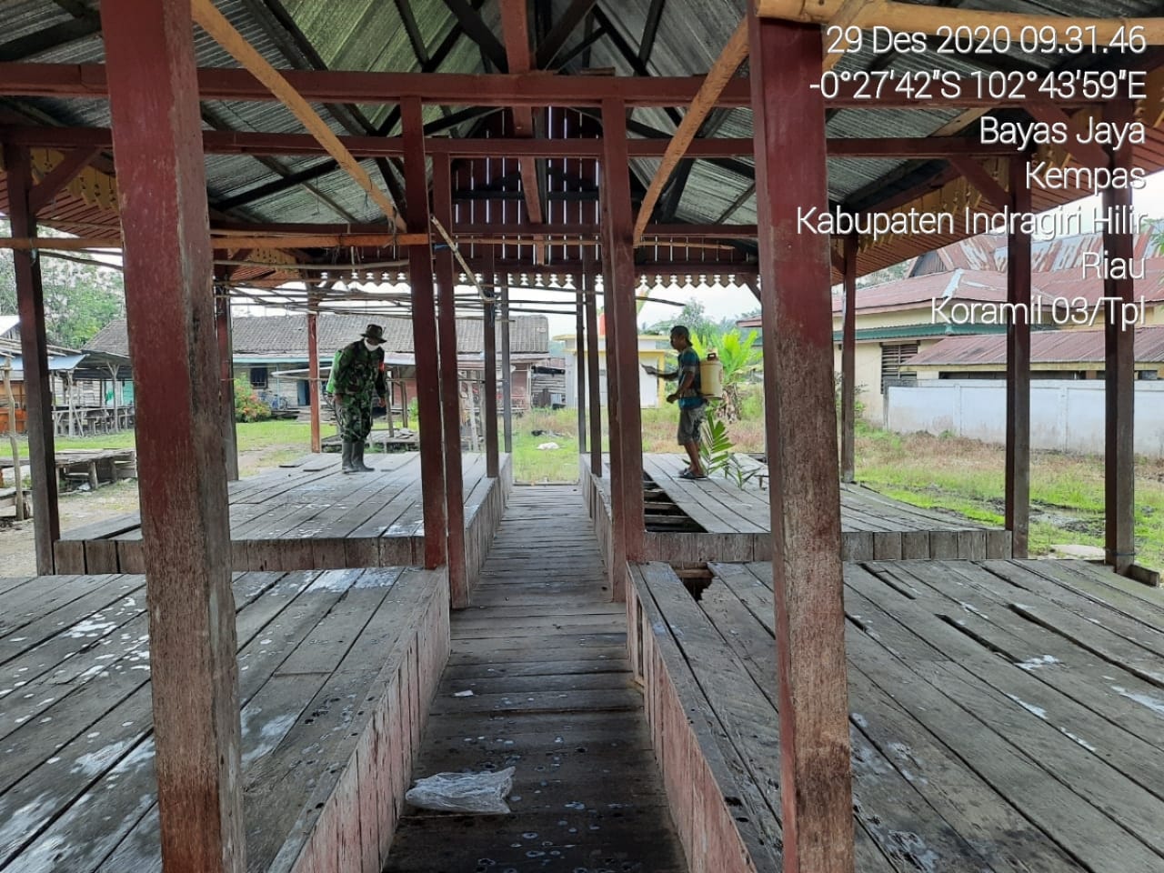 Babinsa Koramil 03/Tempuling Lakukan Penyemprotan Disinfektan Di Pasar Bayas Jaya