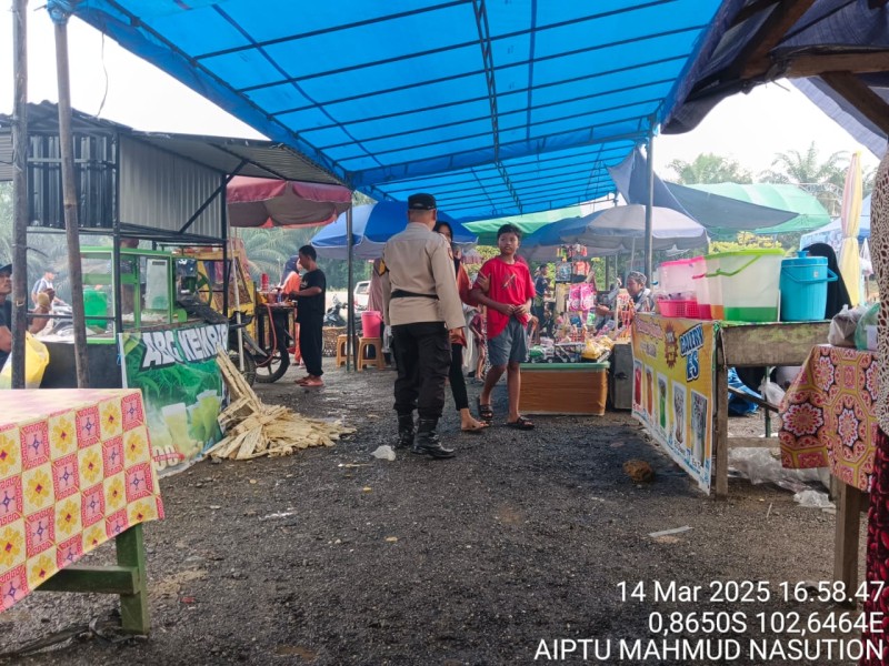Kapolsek Kemuning Pimpin Pengamanan Pasar Wadai, Masyarakat Merasa Terlindungi