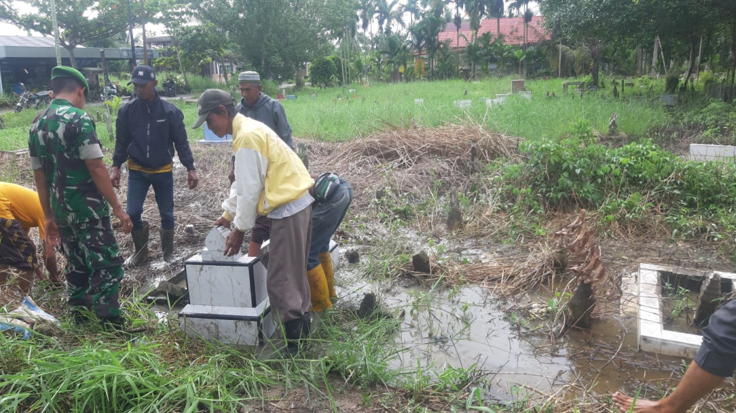 Giat Jalin Hubungan Baik, Koramil 07/Reteh Bersama Masyarakat Lakukan Pemasangan Batu Nisan Yang Hampir Hilang