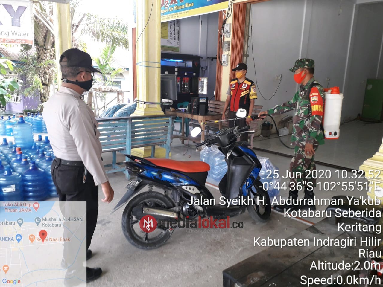 Koramil 09/Kemuning Bersama Polsek Keritang Lakukan Penyemprotan Disinfektan di Kotabaru Seberida