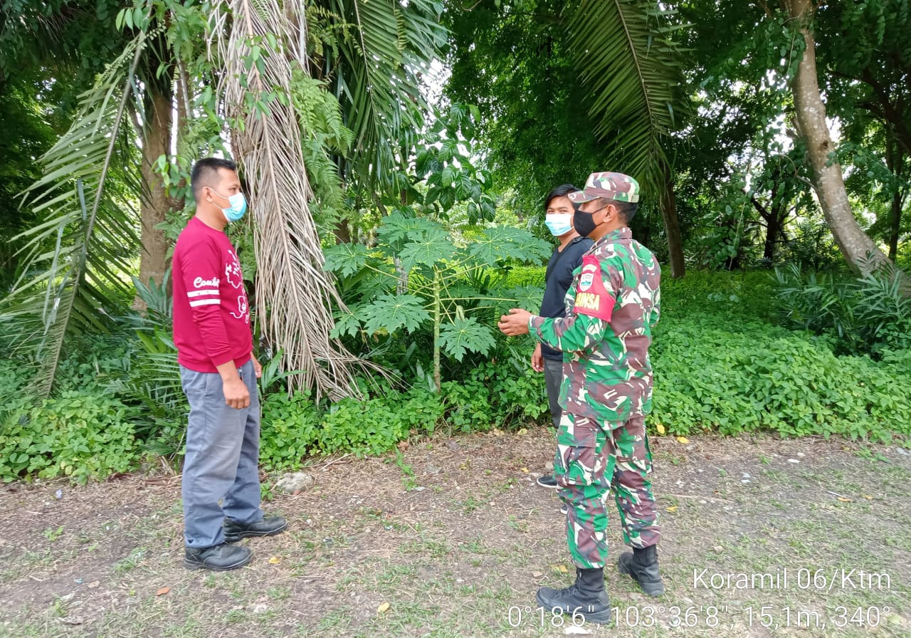 Babinsa di Air Tawar Sosialisasi Terkait Bahaya Karhutla