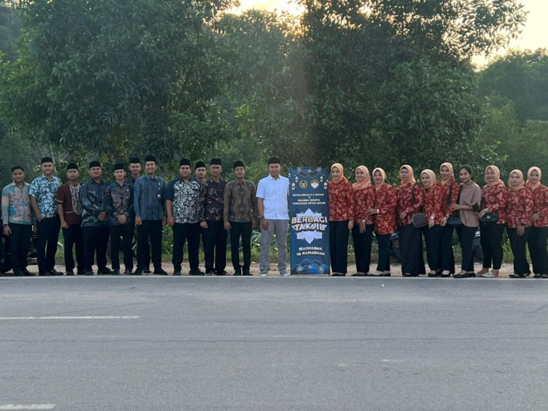 Wujud Nyata Peduli Terhadap Sesama, Rutan Batam bersama Ibu-ibu Darma Wanita Bagikan Ratusan Paket Takjil Gratis di Jalan Trans Barelang