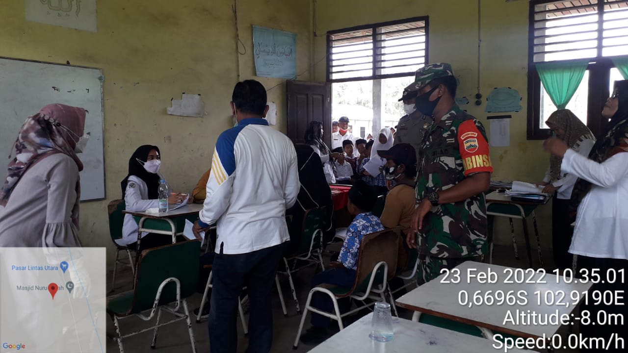 Babinsa Koramil 09/Kemuning Dampingi Vaksinasi untuk Anak-anak Sekolah MI Nurul Huda Desa Nusantara 