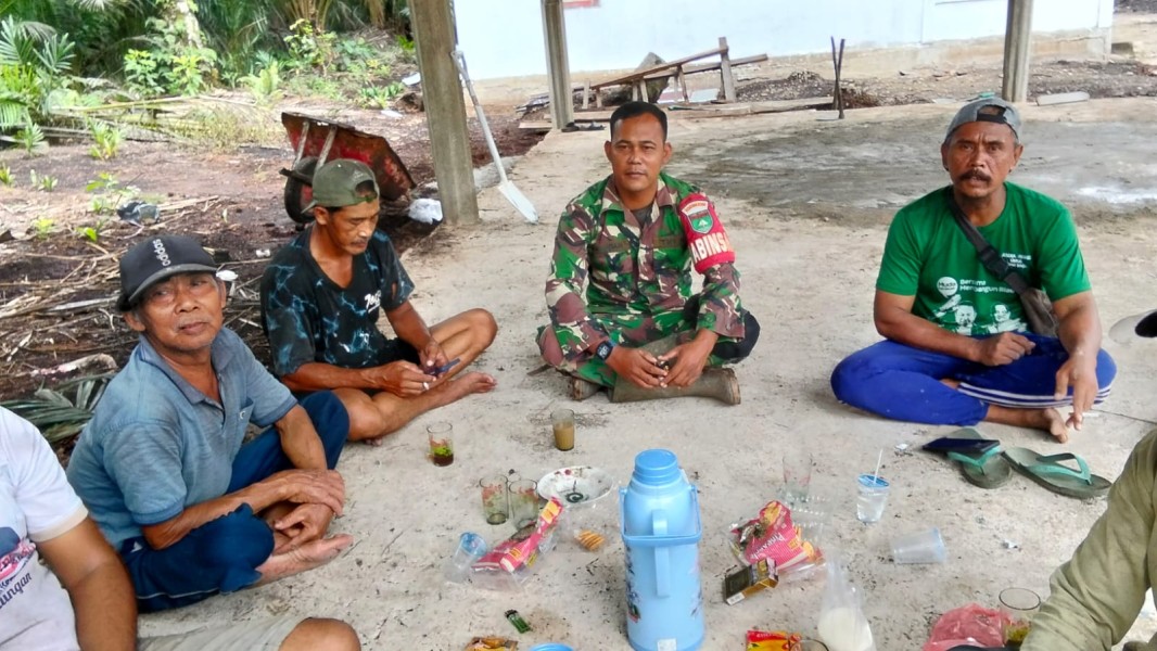 Babinsa Koramil 03/Tpl Gelar Komsos Saat Istirahat Gotong Royong Pembersihan Jalan di Desa Rumbai Jaya