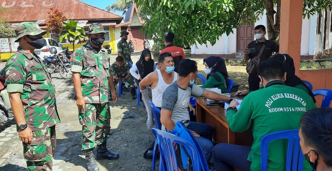 Berikan Motivasi, Batituud Koramil 03/Tempuling Dampingi Pelaksanaan Vaksin Dipokkes Kodim 0314/Inhi