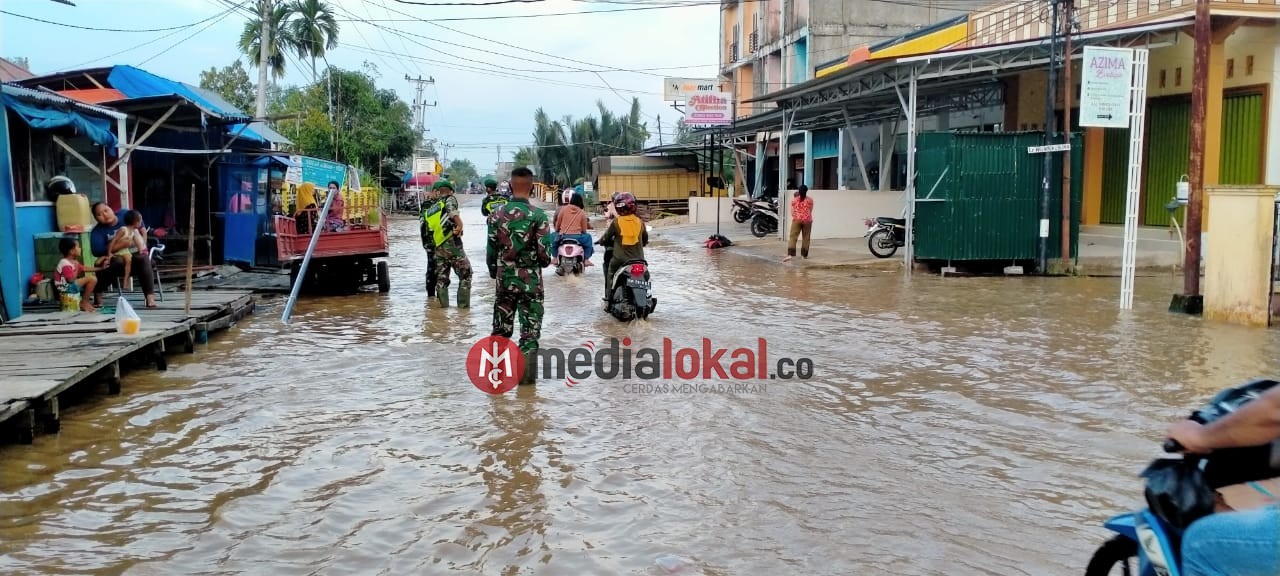 Bantu Warga Tembilahan Lewati Genangan Air, Personil Kodim 0314/Inhil Dikerahkan
