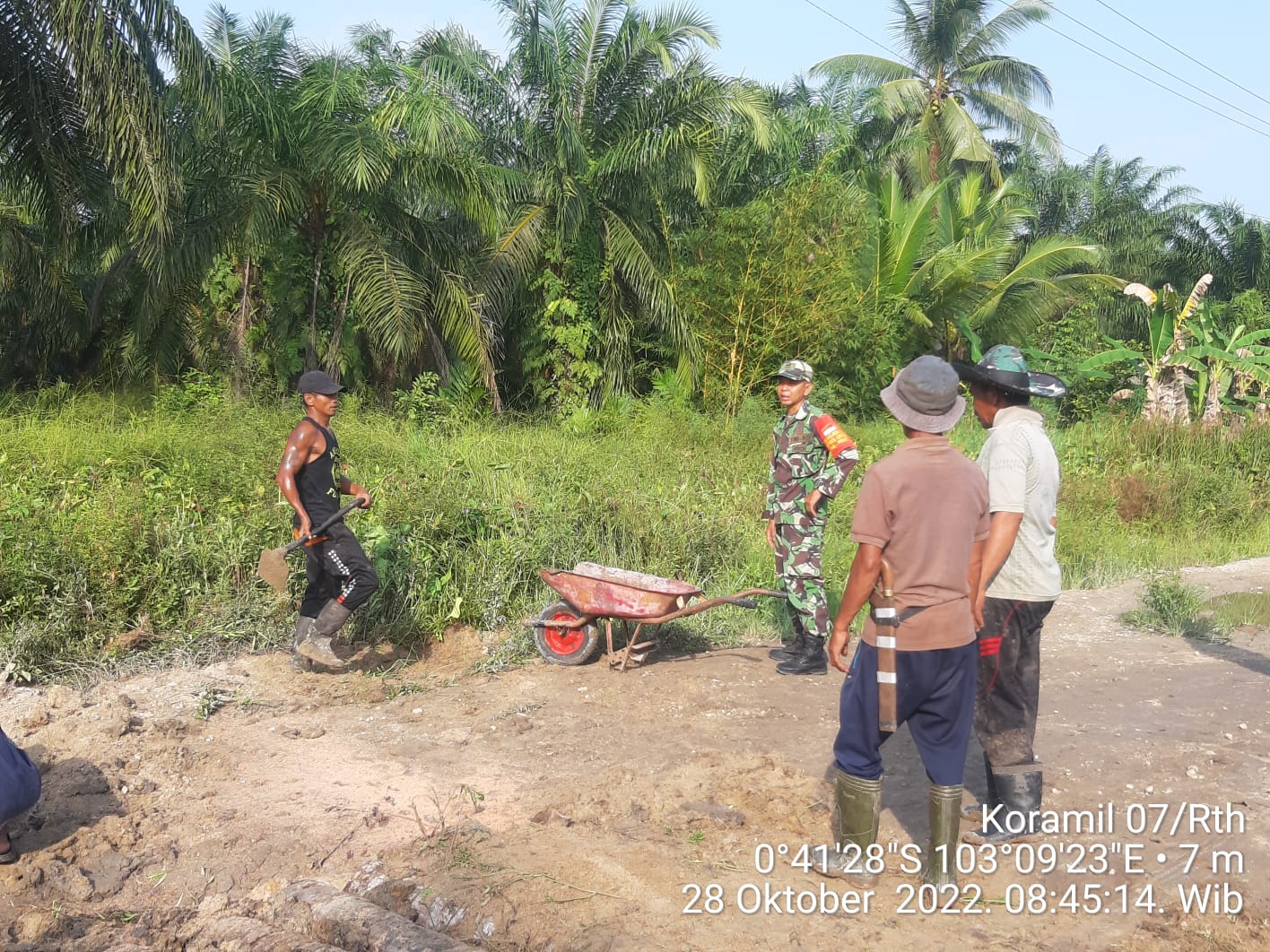 Guna Membantu Antar Sesama, Babinsa Koramil 07/Reteh Lakukan Goro