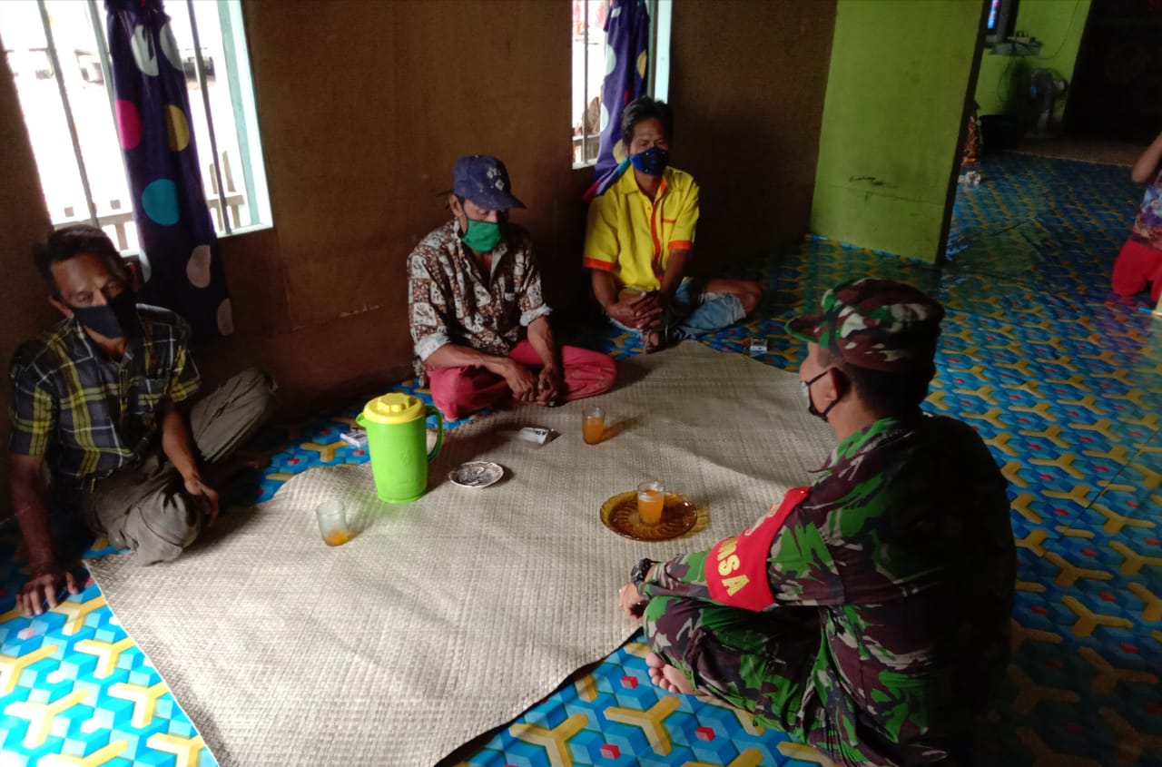 Komsos, Babinsa 04/Kuindra Himbau Masyarakat Nelayan Waspadai Cuaca Buruk dan Gelombang Tinggi