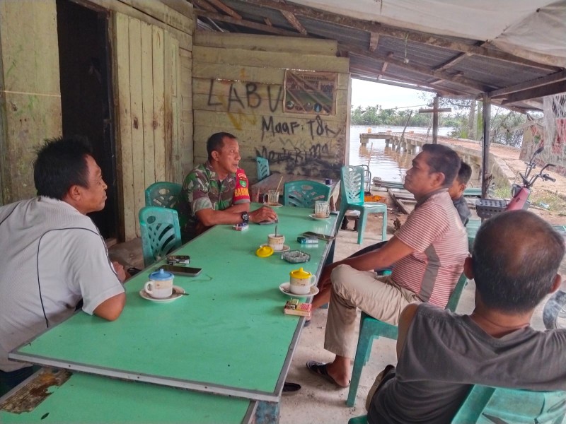 Babinsa Koramil 07/Reteh Laksanakan Komsos, Pererat Hubungan Silaturahmi Meski Lebaran Telah Usai
