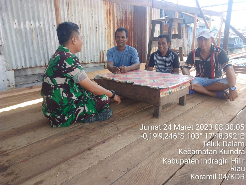 Babinsa Koramil 04/Kuindra Ajarkan Norma-norma Pancasila Kepada Anak-anak Desa Binaan