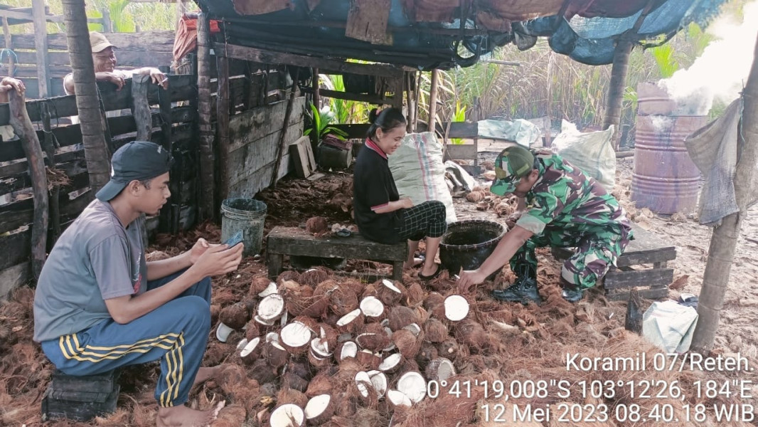 Kopda Sudarwis Turun Lakukan Komsos Kepada Masyarakat Penghasil Kelapa