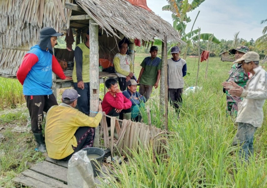 Babinsa Koramil 07/Reteh Laksanakan Komsos dengan Petani, Berikan Edukasi dan Motivasi