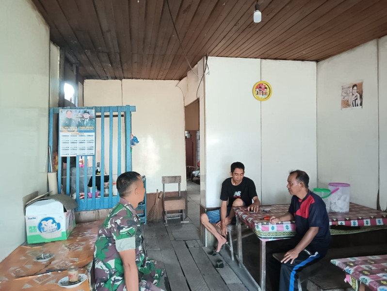 Babinsa Serda M. Tahir Terus Jalin Kedekatan dan Kebersamaan Dengan Masyarakat Melalui Komsos