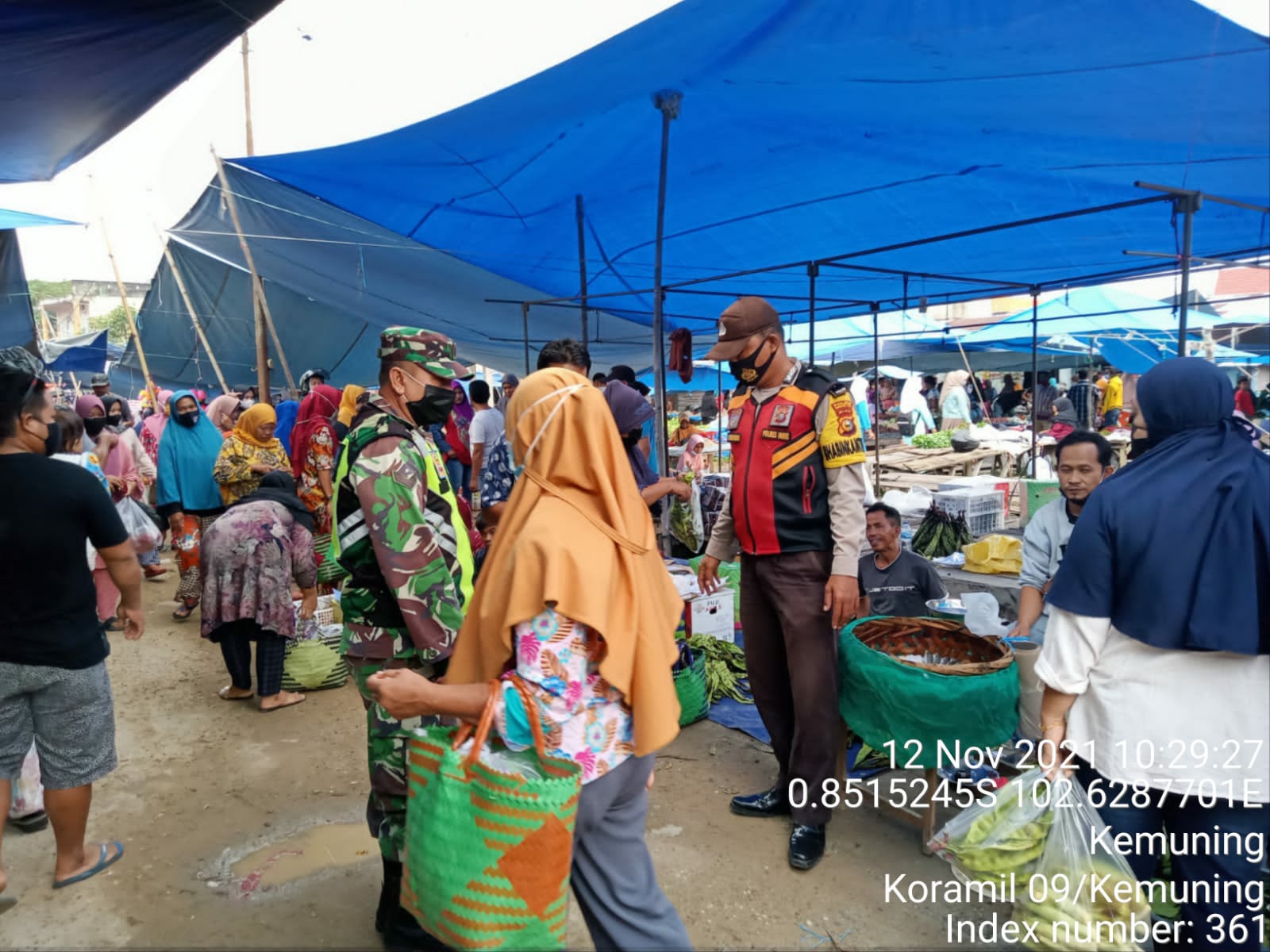 Dihari Jumat, Babinsa Koramil 09/Kemuning Kembali Tegakkan Protkes