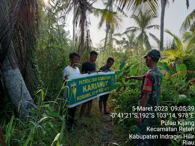 Babinsa Koramil 07/Reteh Patroli Karlahut di Wilayah Bersama Warga Binaan