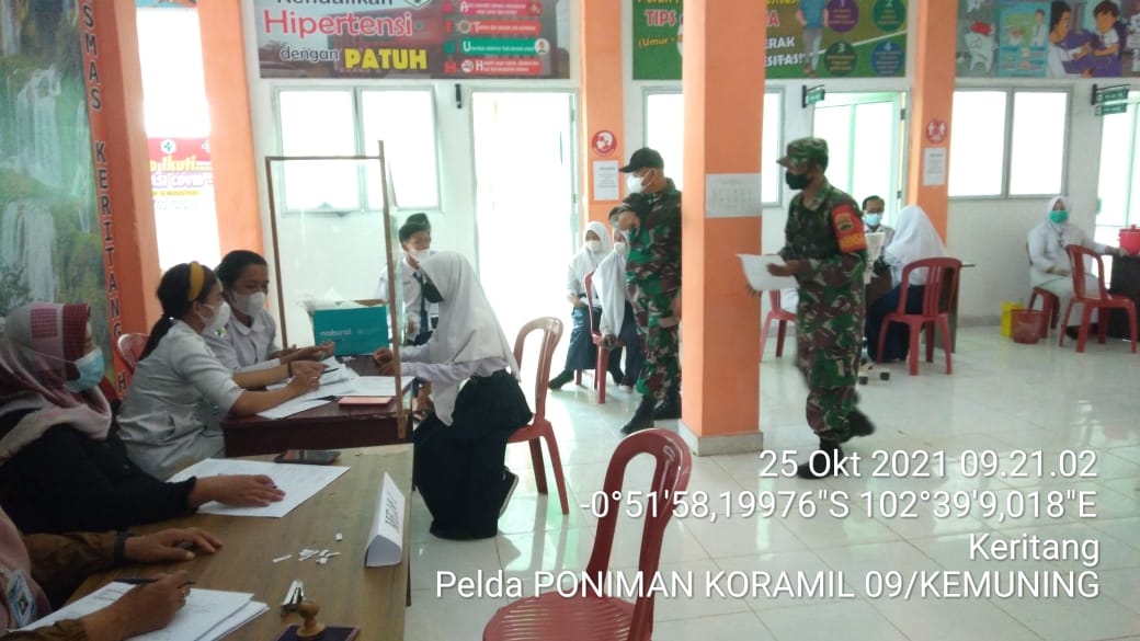 Personil Koramil 09/Kemuning Dampingi Pelaksanaan Vaksinasi ke Pelajar