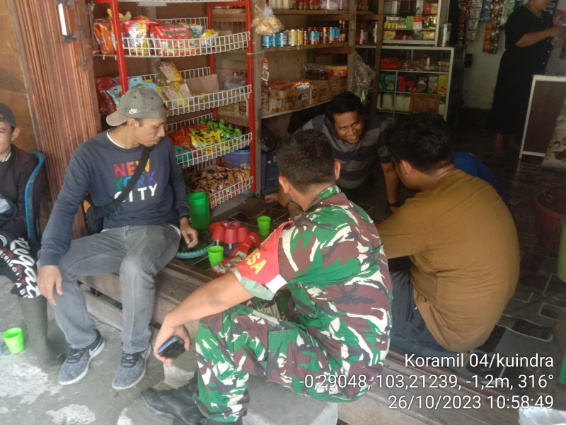 Sebagai Kepedulian Babinsa Koramil 04/Kuindra Terhadap Masyarakat Terus Jalin Silaturahmi dan Jaga Hubungan Baik