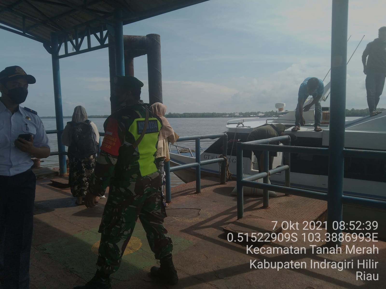 Penegakan Disiplin Protkes di Tempat Umum Dilakukan Babinsa Tanah Merah