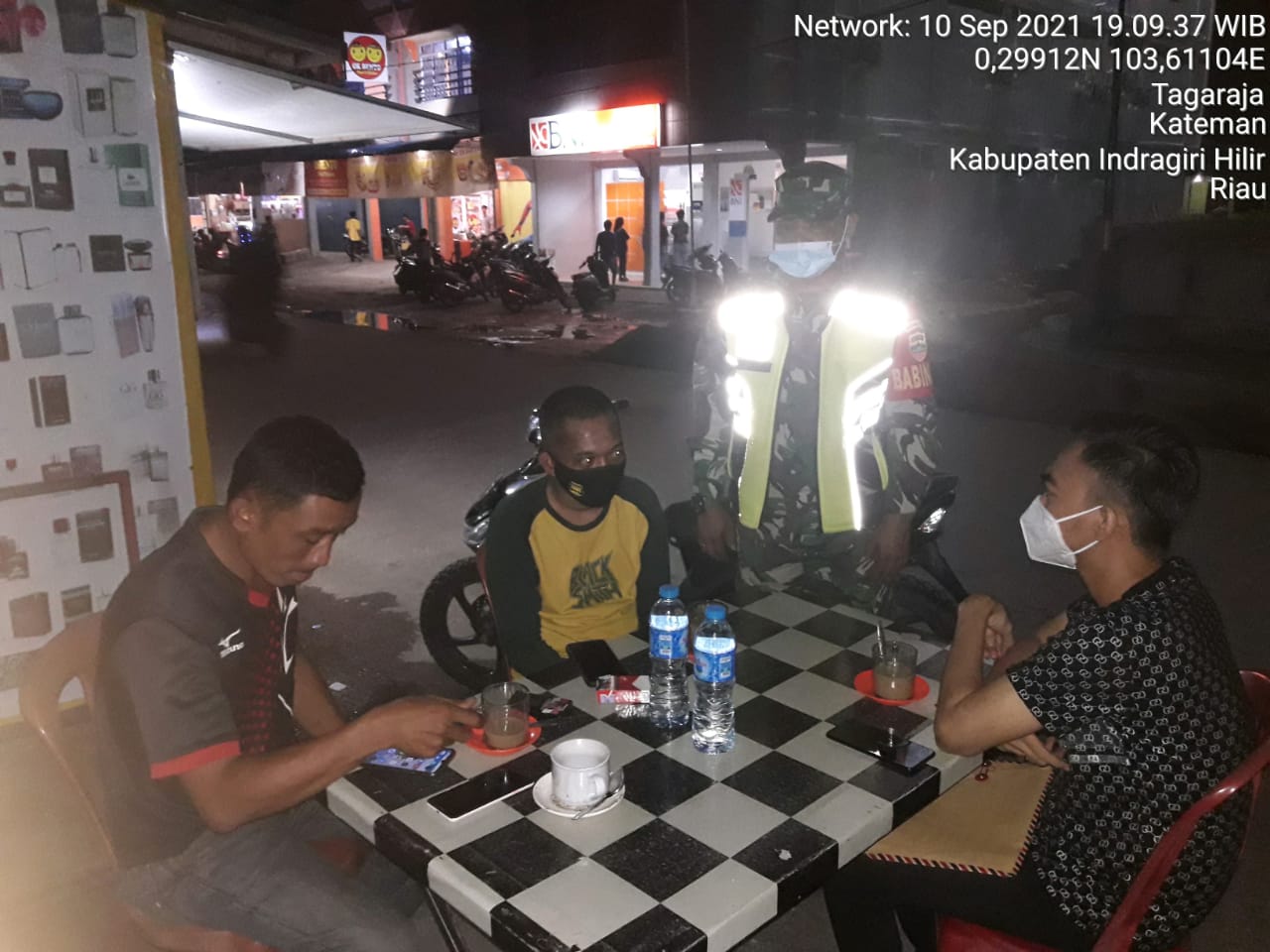 Babinsa Sungai Guntung Koramil 06/Kateman Gakplin Malam Hari di Wilayah Binaan