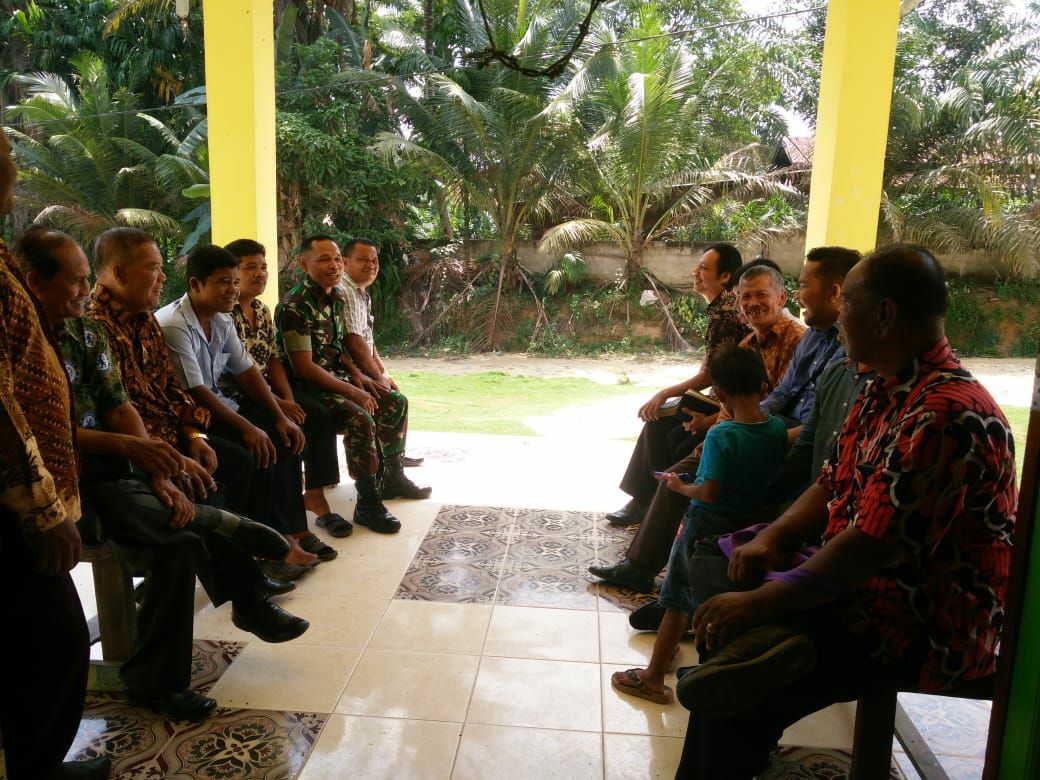 Babinsa Koramil 11 Tambusai Saat Bersama Jemat Gereja HKBP Betesda Mahato 