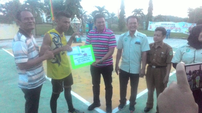 Ricko Rianto Tutup Secara Resmi Open Turnamen Bola Voli Camat Dayun Cup 2018