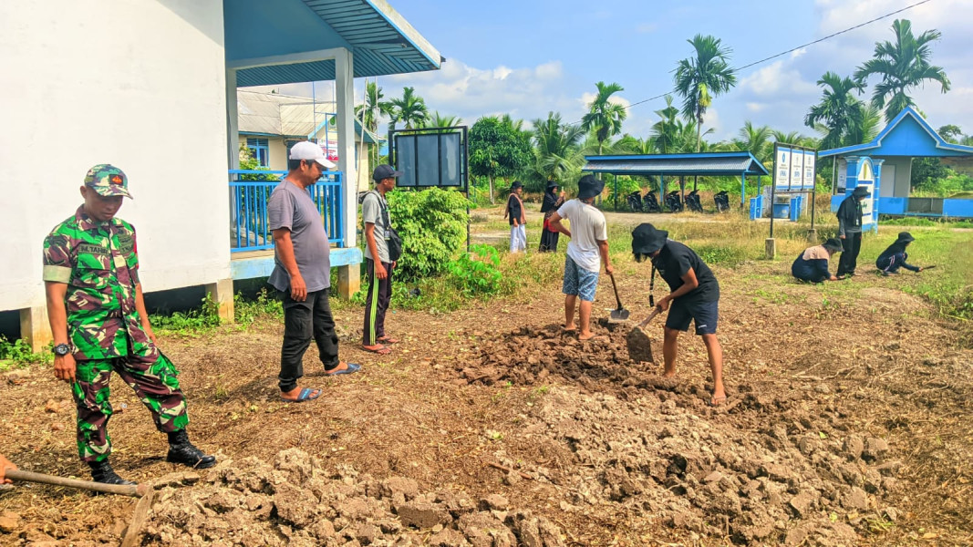 Babinsa Koramil 07/Reteh Rutin Melaksanakan Goro Bersama Masyarakat