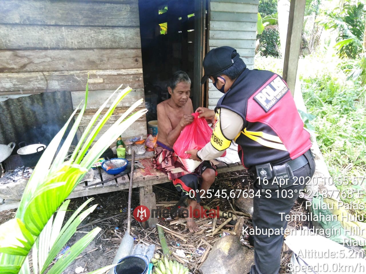 Polsek Tembilahan Hulu Berikan Bansos untuk Masyarakat Terdampak Covid-19