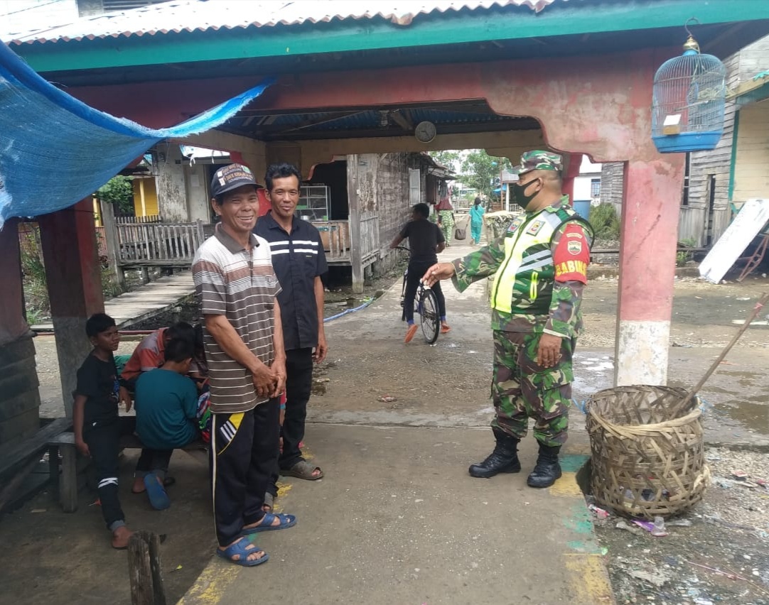 Koramil 04/Kuindra Terus Lakukan Penegakan Protkes di Desa Perigi Raja