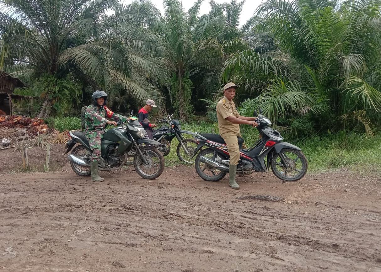 Bersama Apdes, Babinsa 03/Tempuling  Lakukan Patroli Karhutla 