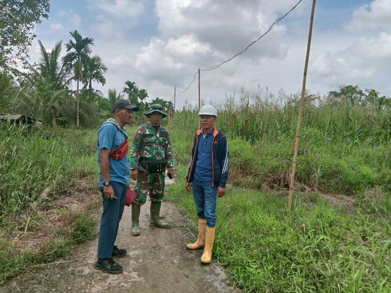 Antisipasi Kebakaran Lahan dan Hutan, Babinsa Koramil 05/Gas Serma Nawawi Bersama Masyarakat Melaksanakan Kegiatan Patroli Karlahut