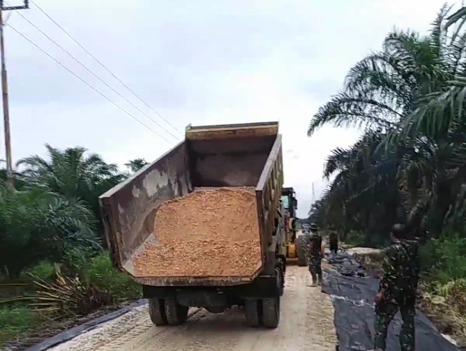 TMMD ke-123 Kodim 0314/Inhil: Danramil 04/Kuindra Pastikan Penimbunan Jalan Poros Berjalan Lancar