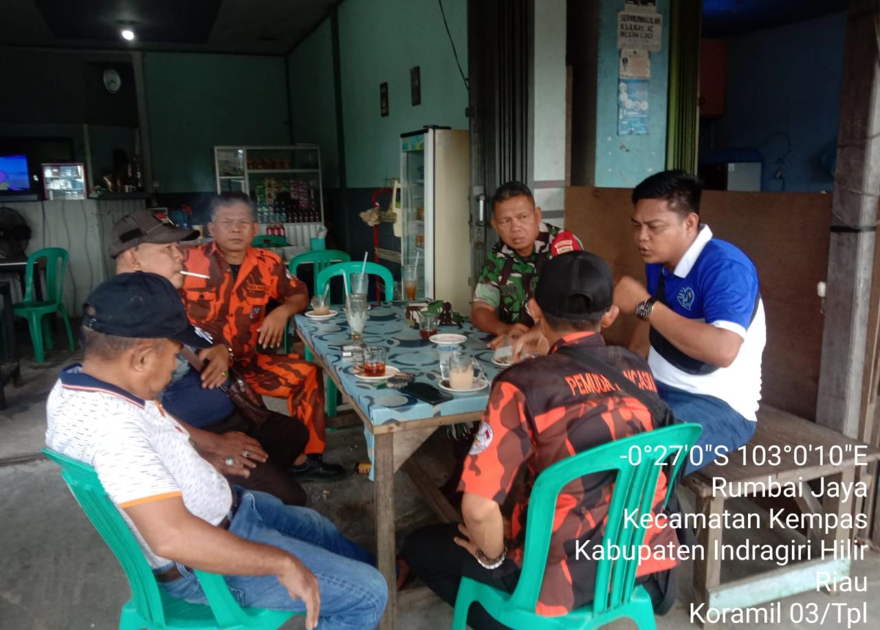 Ciptakan Keamanan dan Kemanunggalan, Babinsa Koramil 03/Tpl Sertu Mardia Komsos Bersama Ormas PP