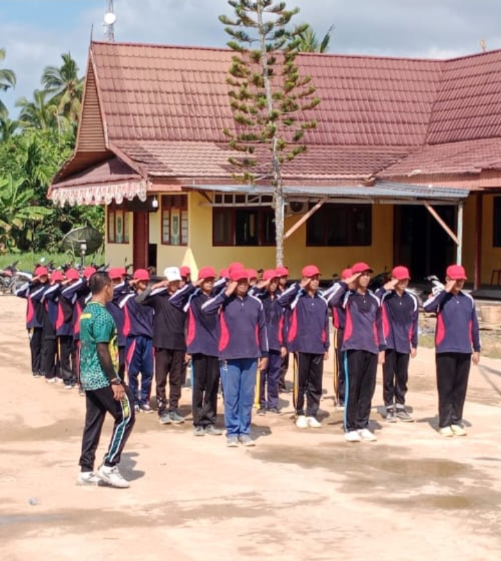 Menyambut HUT RI, Babinsa Serda Johansah Lakukan Latihan Paskibra Kepada Siswa-siswi Penyibar Bendera