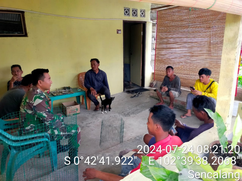 Dengan Komsos, Babinsa Kopda Zakirman Himbau Masyarakat Terutama Generasi Muda Untuk Hindari Narkoba dan Judi Online