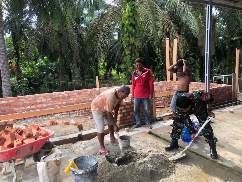 Dari Cangkul ke Sajadah: Babinsa Koramil 09/Kemuning, Musholla Cepat Selesai Cepat Dipakai Sujud