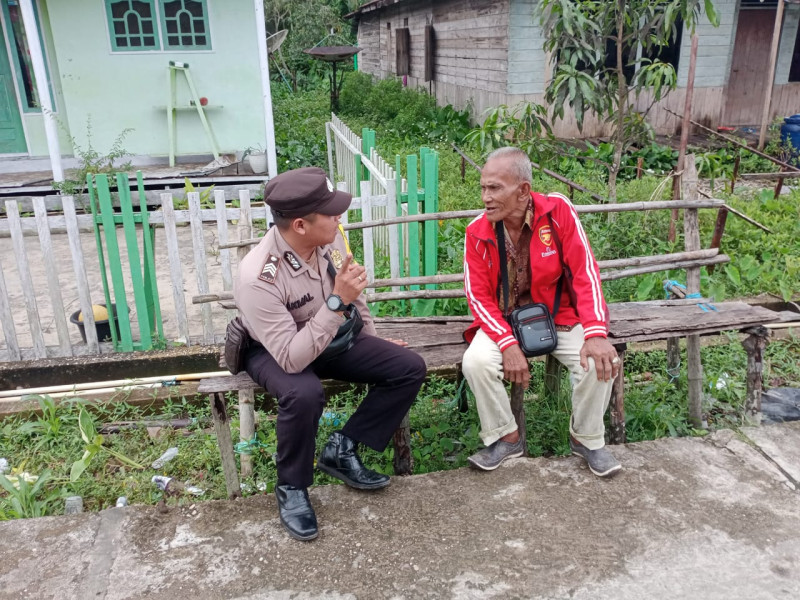 Giat Rutin Bhabinkamtibmas Desa Terusan Kempas Brigadir Akmaluddin Laksanakan Giat Sambangi Masyarakat