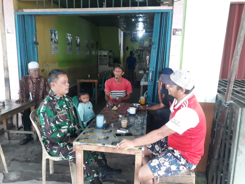 Babinsa Koramil 05/Gas Kodim 0314/Inhil Serma Sasmito Anjang Sana Bersama Tomas dan Pemuda