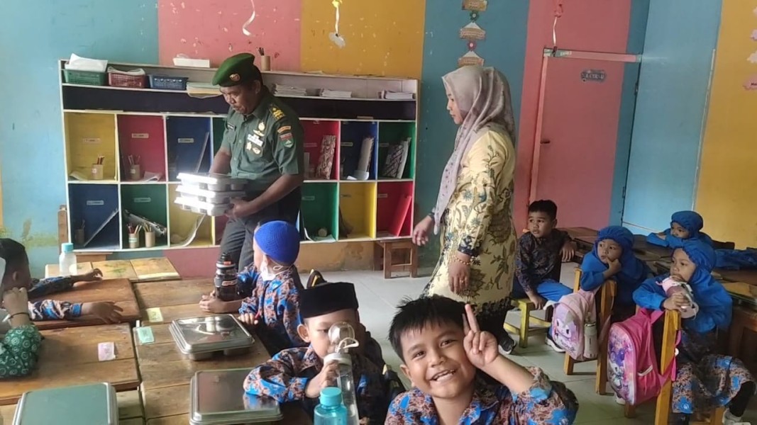 Babinsa Koramil 09/KMG Pastikan Penyaluran Makan Bergizi Gratis Berjalan Lancar