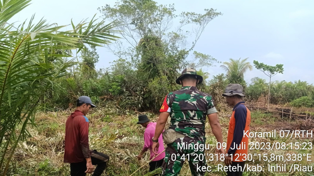 Babinsa Koramil 07/Reteh Pantau Lahan dan Hutan Demi Kenyamanan Wilayah
