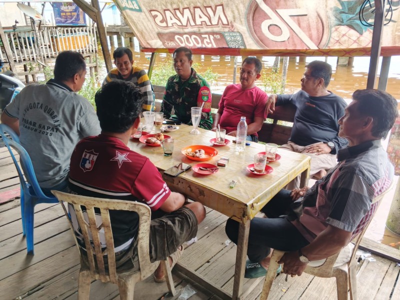 Babinsa Koramil 04/Kdr Menghimbau Masyarakat untuk Menanamkan Jiwa Patriot dan Cinta Tanah Air