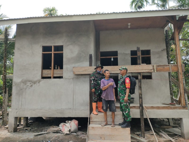 Danramil 03/Tempuling Dampingi Pasiterdim 0314/Inhil Tinjau Langsung Pengerjaan RTLH