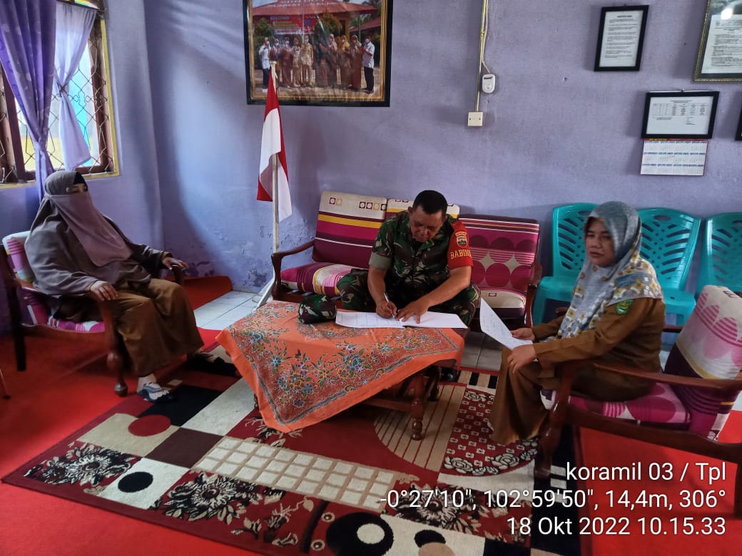 Jalin Tali Silaturahmi Babinsa Koramil 03/Tempuling Komsos Dengan Kepala Sekolah dan Guru