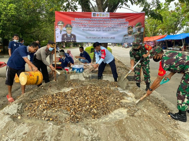 Warga Binaan Lapas Teluk Kuantan Bhakti Sosial Bersama Sekda dan TNI-Polri