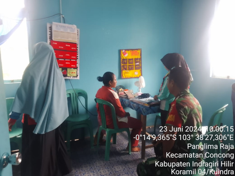 Dengan Komsos, Babinsa Koramil 04/Kuindra Dapat Cegah Stunting Bersama Petugas Kesehatan